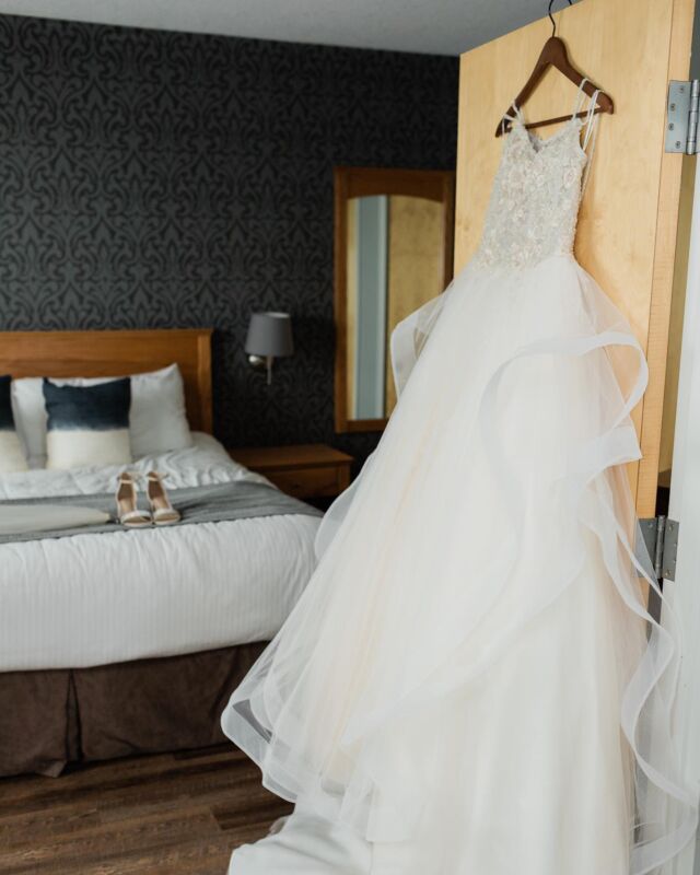 Don’t delay, book your wedding hotel block today!  Reach out to our Group Sales Manager Alanna to book your group block. She can be reached at 519-624-7751 or agrigg@cambridgehotel.ca.  Photo by Jess Collins Photography @jcollinsphotos  #hotel #wedding #cambridgeontario #weddingvenue