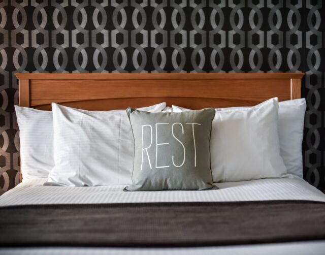 Enjoy a relaxing stay with our spacious rooms and personalized service. Whether for business or leisure, we’re here to make you feel at home. ✨💫  #cambridgehotel #hotel #guestrooms #weekendgetaway #hoteldesign #hoteldecor #relaxing #relaxingweekend