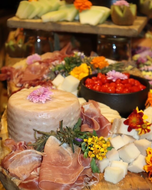 🍂🦃 Get ready for a delicious Thanksgiving Brunch at the Cambridge Hotel and Conference Centre! Join us from 11am-2pm for a feast featuring: Bruce Carvery Station, Charcuterie Grazing Table, Chef Attended Omelette Bar, Stone-Fired Pizza Bar, Smoked Fish Table, Demitasse Dessert Bar…and so much more! 
✨ Last day for early bird pricing! Don’t miss out on this culinary delight! Book your table now- link in bio!  #ThanksgivingBrunch #FoodieHeaven #CambridgeHotel