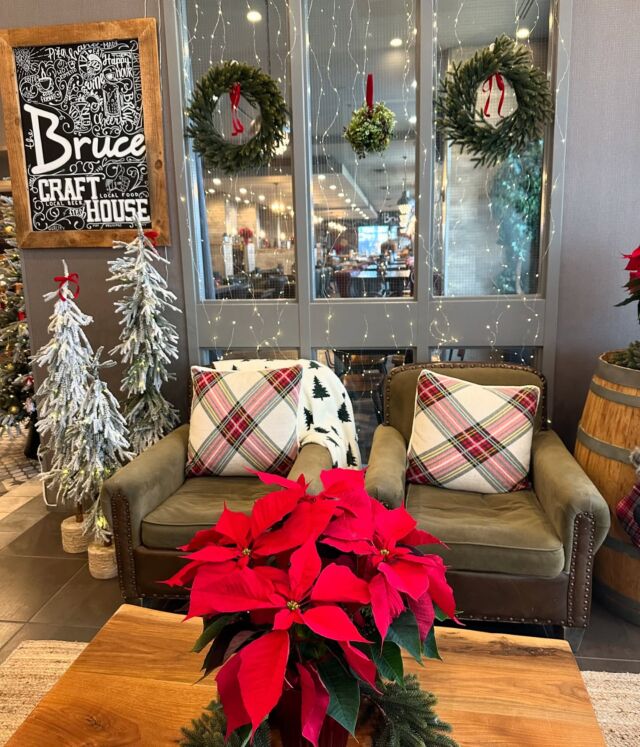 Wishing you a Merry Christmas from the Cambridge Hotel & Conference Centre and The Bruce! May your holiday season be filled with warmth, joy, and unforgettable moments. 🎄✨  #MerryChristmas #CambridgeHotel #TheBruce #HolidayCheer